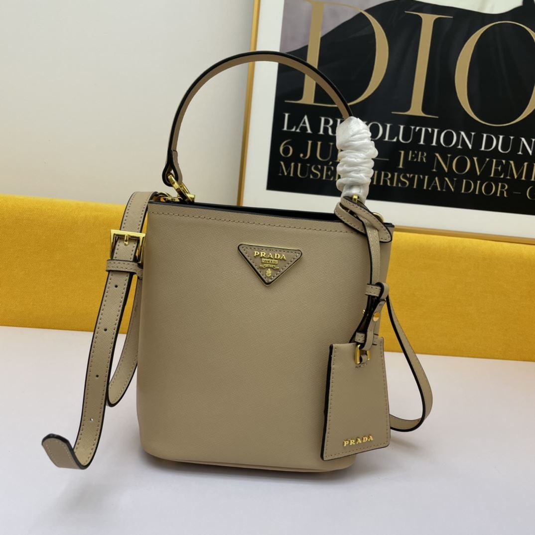 Pra*a shopping bags